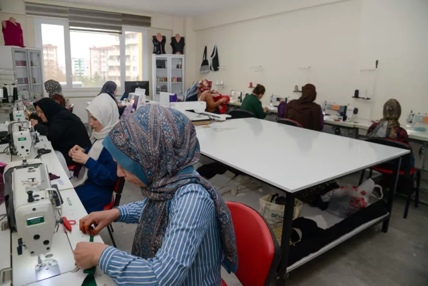 Diyarbakır Büyükşehir Belediyesi Moda Tasarım Atölyesinde Kadınlar Meslek Edinerek Üretime ve İstihdama Katılıyor