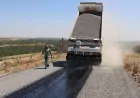 Şanlıurfa Büyükşehir Belediyesi Karaköprü ve Bozova kırsalında 5 kilometrelik asfalt çalışmasını sürdürüyor