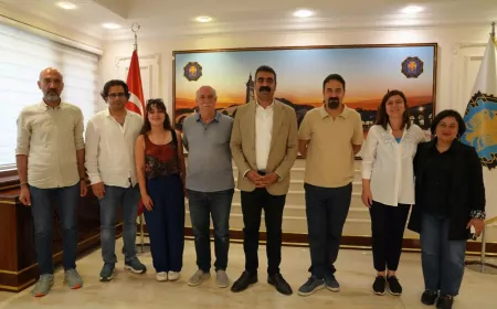 Diyarbakır Büyükşehir Belediyesi Eşbaşkanları Serra Bucak ve Doğan Hatun sanatçı Mikail Aslan’ı ağırladı