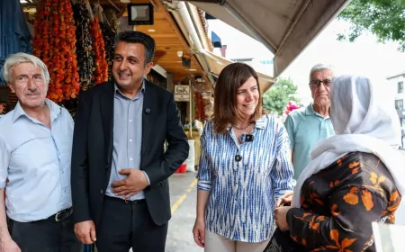 Diyarbakır Büyükşehir Belediyesi Eşbaşkanı Serra Bucak Gazi Caddesi’nde esnaf ve yurttaşların taleplerini dinledi