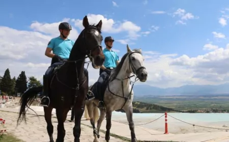 Pamukkale’de Göreve Başlayan Atlı Jandarma Timi Yerli ve Yabancı Turistlerin İlgi Odağı Oldu
