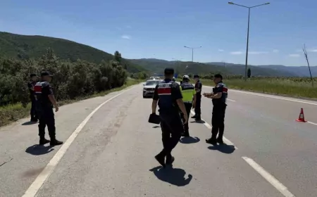 Bursa’da Jandarma Bayram Denetimlerinde Sürücülere Çikolata İkram Ederek Trafik Kurallarını Hatırlattı