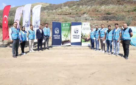 Hatay Büyükşehir Belediyesi öncülüğünde çevre haftasında gençler ve öğrenciler fidanları toprakla buluşturdu