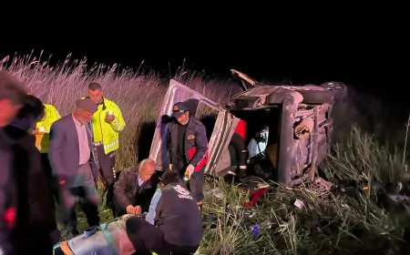 Gevaş Yuvaköy’de Gece Yarısı Kaza Yapan Araçta Sıkışan 6 Kişi İtfaiye Ekiplerince Kurtarıldı