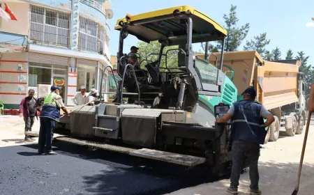 Diyarbakır Büyükşehir Belediyesi ve Silvan Belediyesi Selden Zarar Gören Eğitim Caddesi’ni Sıcak Asfaltla Yeniliyor