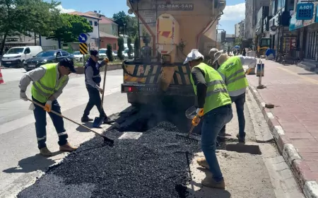 Van Büyükşehir Belediyesi Erciş’te Van Yolu Caddesi’nde bakım ve onarım çalışması gerçekleştirdi