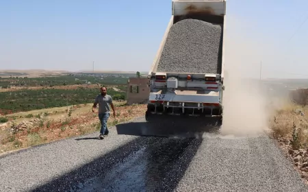 Şanlıurfa Büyükşehir Belediyesi Karaköprü ve Bozova kırsalında 5 kilometrelik asfalt çalışmasını sürdürüyor