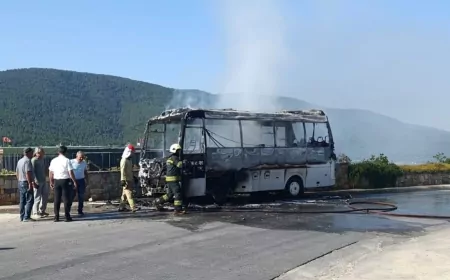 Bodrum Güvercinlik’te Servis Minibüsü Alevlere Teslim Oldu Araç Kullanılamaz Hale Geldi