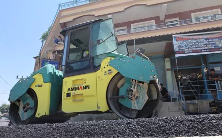 Hatay Büyükşehir Belediyesi Altınözü Keskincik Mahallesi’nde ulaşımı güçlendiren yol çalışmalarını sürdürüyor