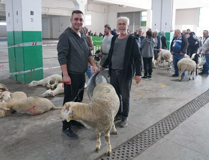 Tepebaşı’nda Kurban Kesim Alanına Yoğun İlgi Vatandaşlardan Ahmet Ataç’a “Halkın Yanında, Halkın Başkanı” Yorumu