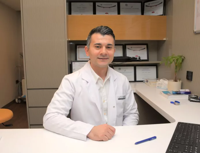 Uzm. Dr. Arman Öztürk: “Dizlerinin sıvısı bitmiş demek yerine dizlerinin bakım zamanı gelmiş demek daha doğru olur”