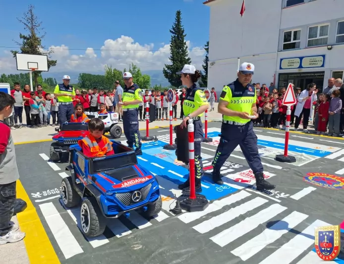 Trafik Jandarması Öğrencilere Uygulamalı Eğitimlerle Trafik Bilinci Kazandırdı