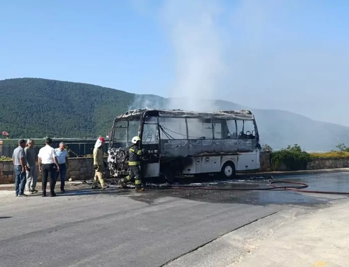 Bodrum Güvercinlik’te Servis Minibüsü Alevlere Teslim Oldu Araç Kullanılamaz Hale Geldi