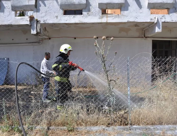 Menteşe'de İzzet Han Otel Arkasında Çıkan Ot Yangını Vatandaşların Müdahalesiyle Söndürüldü