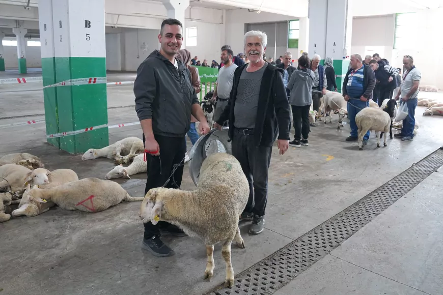 Tepebaşı’nda Kurban Kesim Alanına Yoğun İlgi Vatandaşlardan Ahmet Ataç’a “Halkın Yanında, Halkın Başkanı” Yorumu