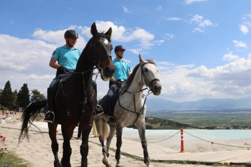Pamukkale’de Göreve Başlayan Atlı Jandarma Timi Yerli ve Yabancı Turistlerin İlgi Odağı Oldu