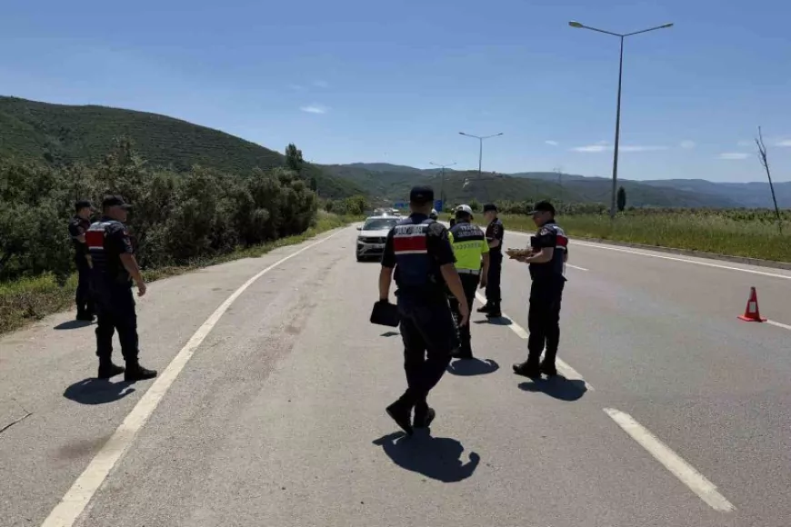 Bursa’da Jandarma Bayram Denetimlerinde Sürücülere Çikolata İkram Ederek Trafik Kurallarını Hatırlattı