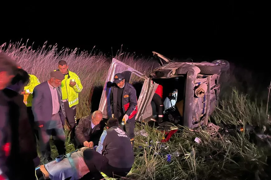 Gevaş Yuvaköy’de Gece Yarısı Kaza Yapan Araçta Sıkışan 6 Kişi İtfaiye Ekiplerince Kurtarıldı