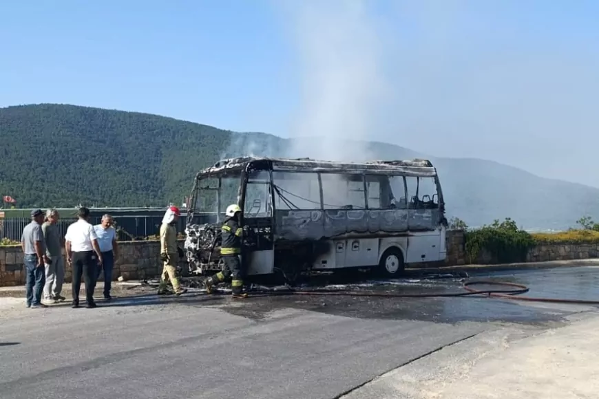 Bodrum Güvercinlik’te Servis Minibüsü Alevlere Teslim Oldu Araç Kullanılamaz Hale Geldi