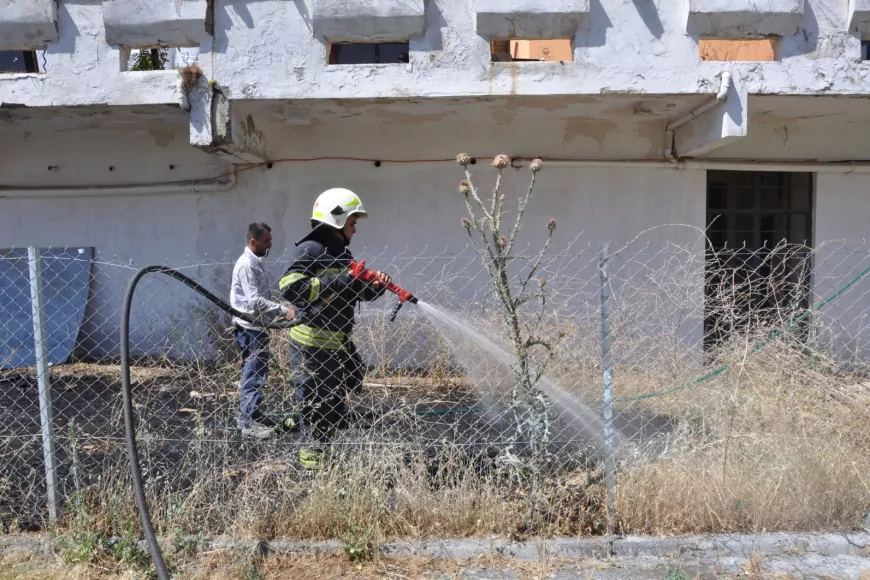 Menteşe'de İzzet Han Otel Arkasında Çıkan Ot Yangını Vatandaşların Müdahalesiyle Söndürüldü