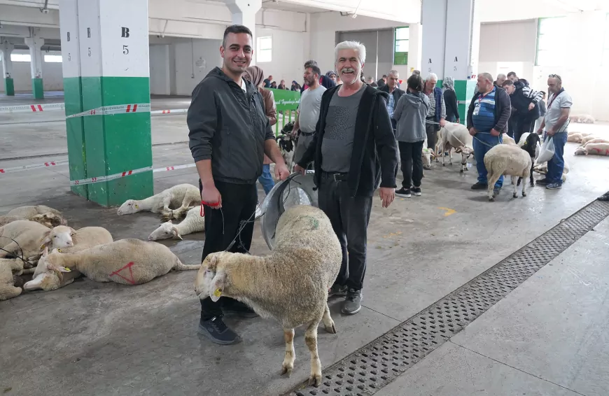 Tepebaşı’nda Kurban Kesim Alanına Yoğun İlgi Vatandaşlardan Ahmet Ataç’a “Halkın Yanında, Halkın Başkanı” Yorumu