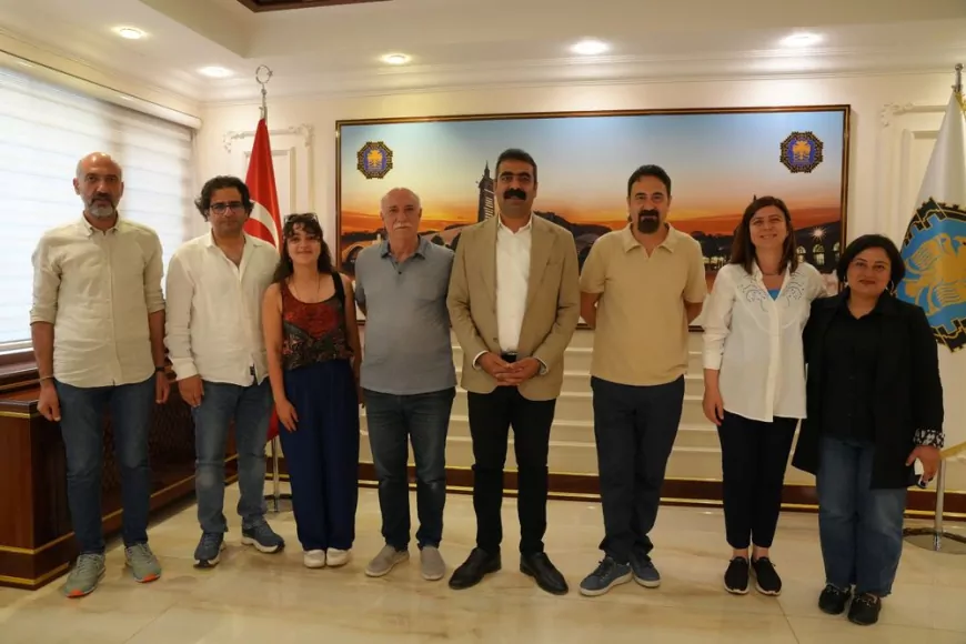 Diyarbakır Büyükşehir Belediyesi Eşbaşkanları Serra Bucak ve Doğan Hatun sanatçı Mikail Aslan’ı ağırladı