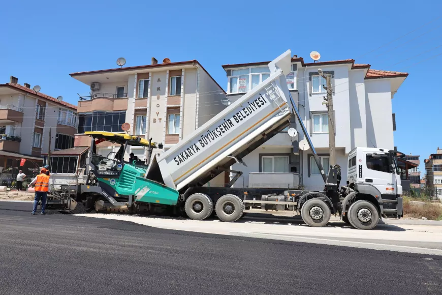 Sakarya Büyükşehir Belediyesi Karasu’da sahil trafiğini rahatlatacak 1.250 metrelik yeni güzergâhta asfalt çalışmalarına başladı