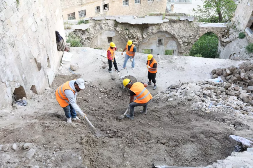 Artuklu’da Aşırı Yağışların Neden Olduğu Göçüğün Ardından Tarihi Sokakta Onarım Çalışmaları Başlatıldı
