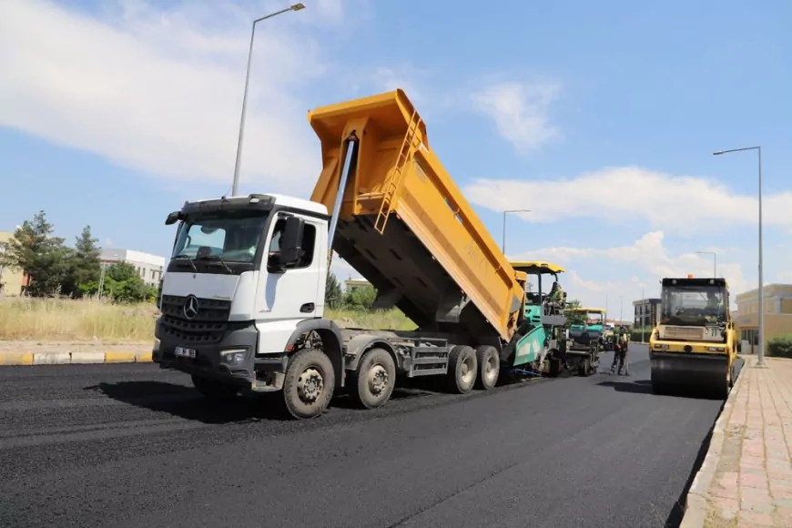 Diyarbakır Büyükşehir Belediyesi Kent Genelinde En Az 100 Bin Ton Sıcak Asfalt İçin Çalışmalarını Hızlandırdı