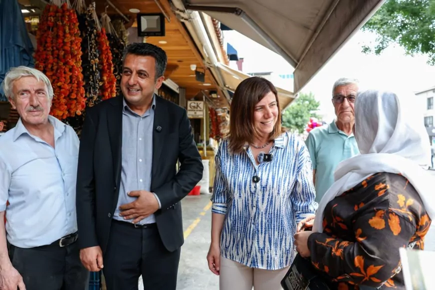 Diyarbakır Büyükşehir Belediyesi Eşbaşkanı Serra Bucak Gazi Caddesi’nde esnaf ve yurttaşların taleplerini dinledi