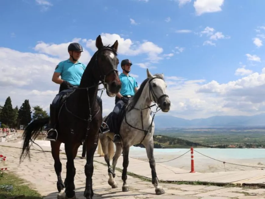 Pamukkale’de Göreve Başlayan Atlı Jandarma Timi Yerli ve Yabancı Turistlerin İlgi Odağı Oldu