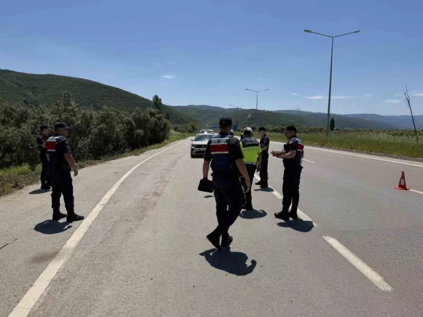 Bursa’da Jandarma Bayram Denetimlerinde Sürücülere Çikolata İkram Ederek Trafik Kurallarını Hatırlattı