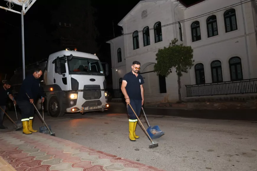Hatay Büyükşehir Belediyesi 15 İlçede Eş Zamanlı Detaylı Temizlik Çalışmalarını Sürdürüyor