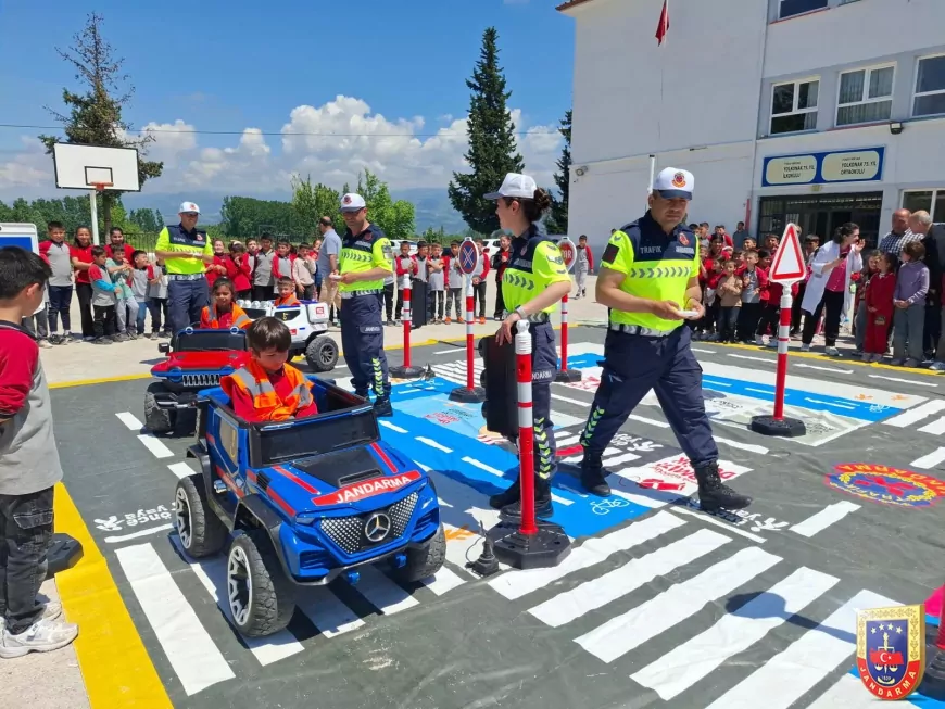 Trafik Jandarması Öğrencilere Uygulamalı Eğitimlerle Trafik Bilinci Kazandırdı