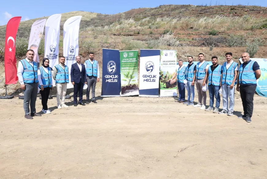Hatay Büyükşehir Belediyesi öncülüğünde çevre haftasında gençler ve öğrenciler fidanları toprakla buluşturdu
