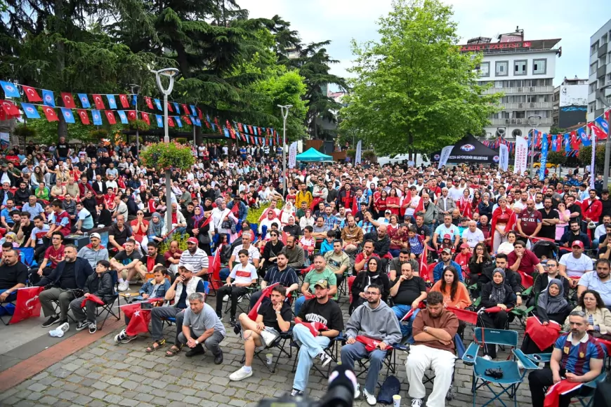 Trabzon’da Yüzlerce Taraftar Milli Takımın Dünya Kupası Mesaisini Dev Ekranda Takip Etti