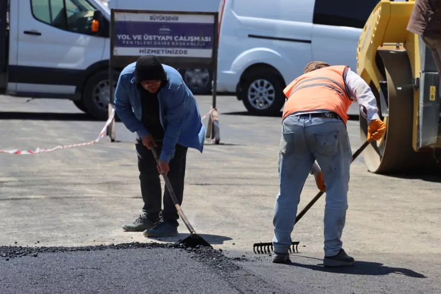 Şanlıurfa Büyükşehir Belediyesi Eyyübiye’de Gıda İmalatçılar Sitesi Yolunu Sıcak Asfaltla Yeniliyor