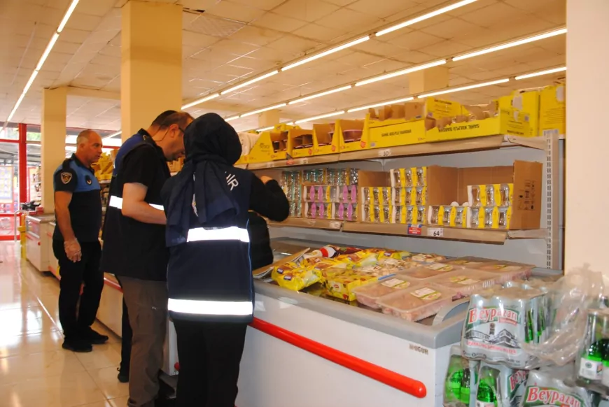 Şanlıurfa Büyükşehir Belediyesi Denetimlerinde Tarihi Geçmiş Çok Sayıda Gıda Ürünü Raflardan Kaldırıldı
