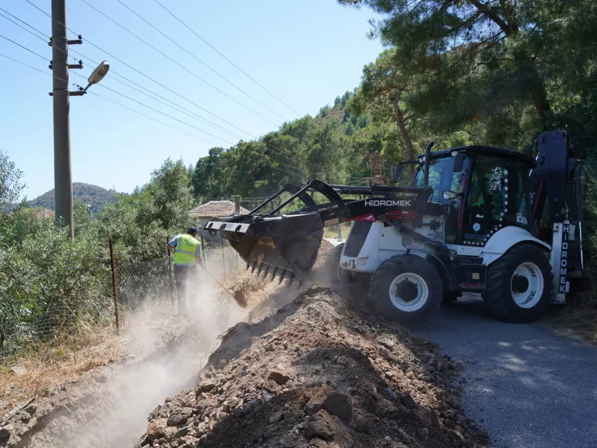 Köyceğiz Beyobası Kemerağzı Mevkii’nde 3 Bin 500 Metrelik İçme Suyu Hattı Yenilenerek Yol Güzergahına Taşınıyor