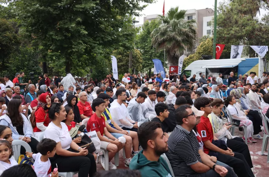 Hatay Büyükşehir Belediyesi Türkiye-Avustralya Maçını Dev Ekranda Vatandaşlarla Buluşturdu