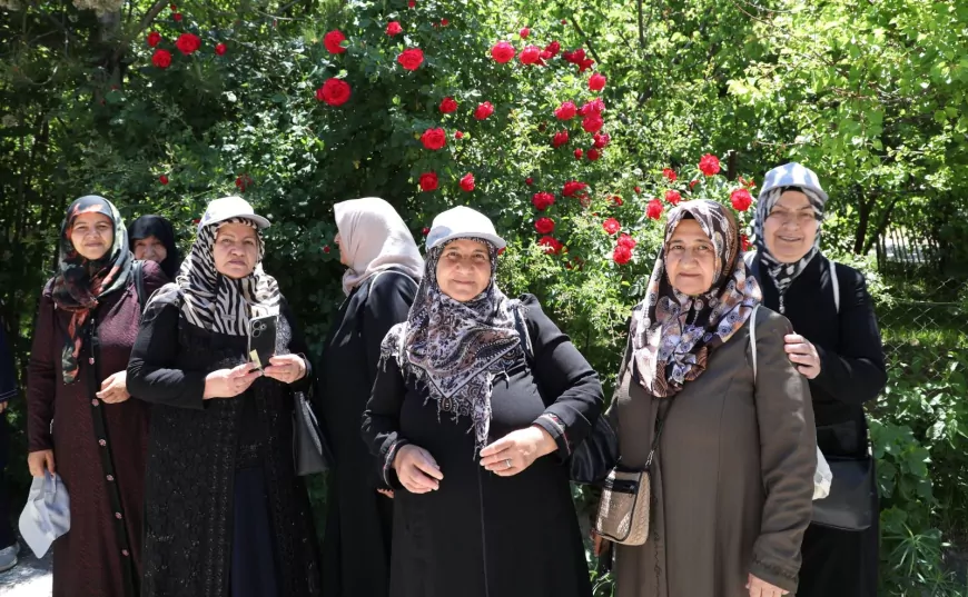 Van Büyükşehir Belediyesi’nin Yaşlılara Yönelik Doğa Yürüyüşleri Tarihi Şamran Kanalı Güzergâhında Devam Etti