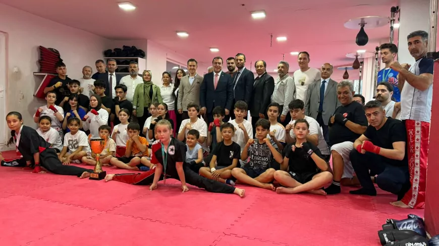 MHP Eskişehir İl Başkanı Ayhan Sezer: “Ay-Yıldızlı Bayrağımızı Kürsüye Taşıyan Evlatlarımız Göğsümüzü Kabarttı”