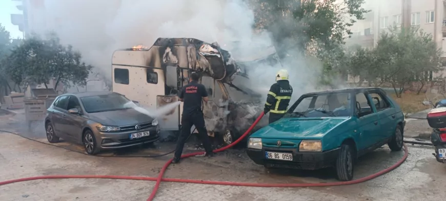 Menteşe Kötekli Mahallesi’nde Karavan Yangını Park Halindeki İki Aracı Etkiledi