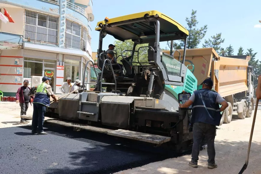 Diyarbakır Büyükşehir Belediyesi ve Silvan Belediyesi Selden Zarar Gören Eğitim Caddesi’ni Sıcak Asfaltla Yeniliyor
