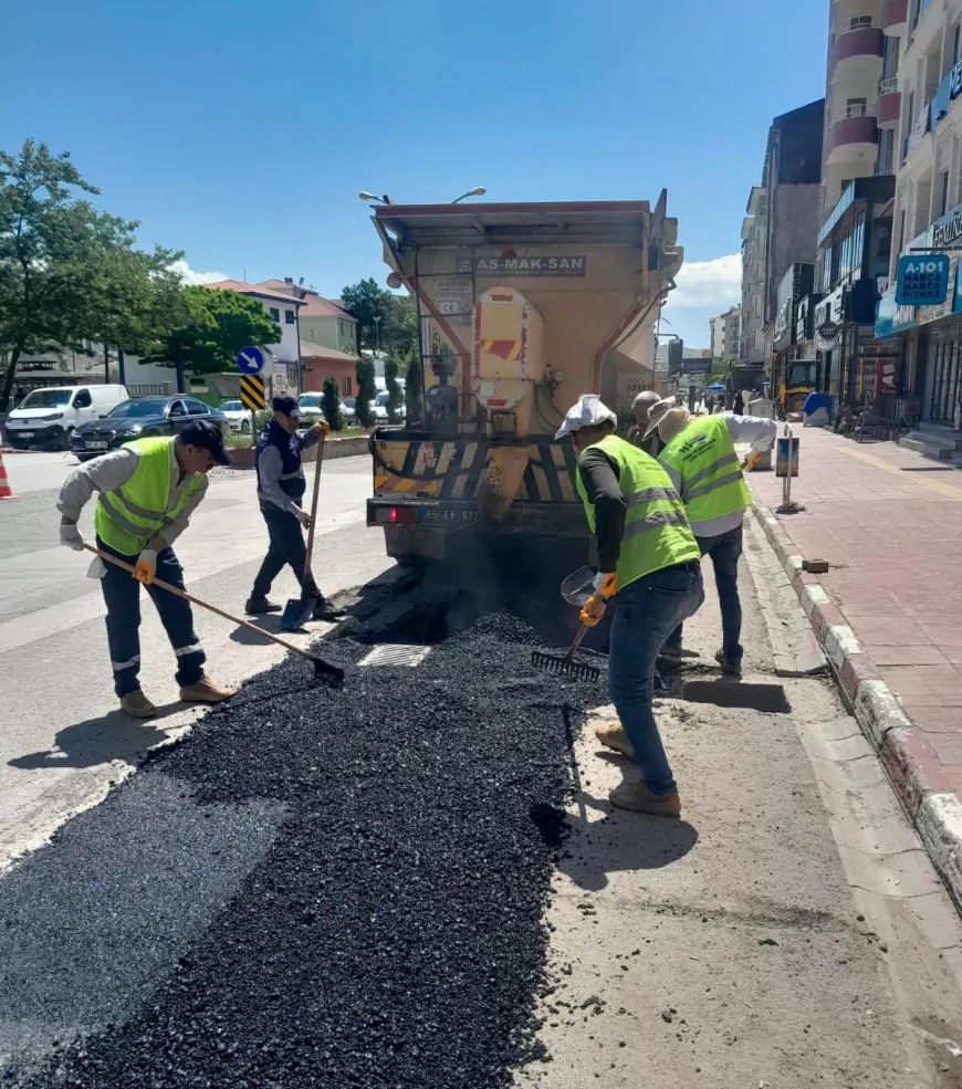 Van Büyükşehir Belediyesi Erciş’te Van Yolu Caddesi’nde bakım ve onarım çalışması gerçekleştirdi