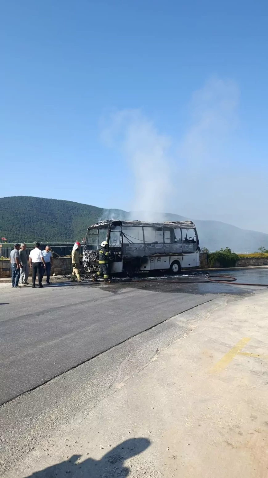 Bodrum Güvercinlik’te Servis Minibüsü Alevlere Teslim Oldu Araç Kullanılamaz Hale Geldi