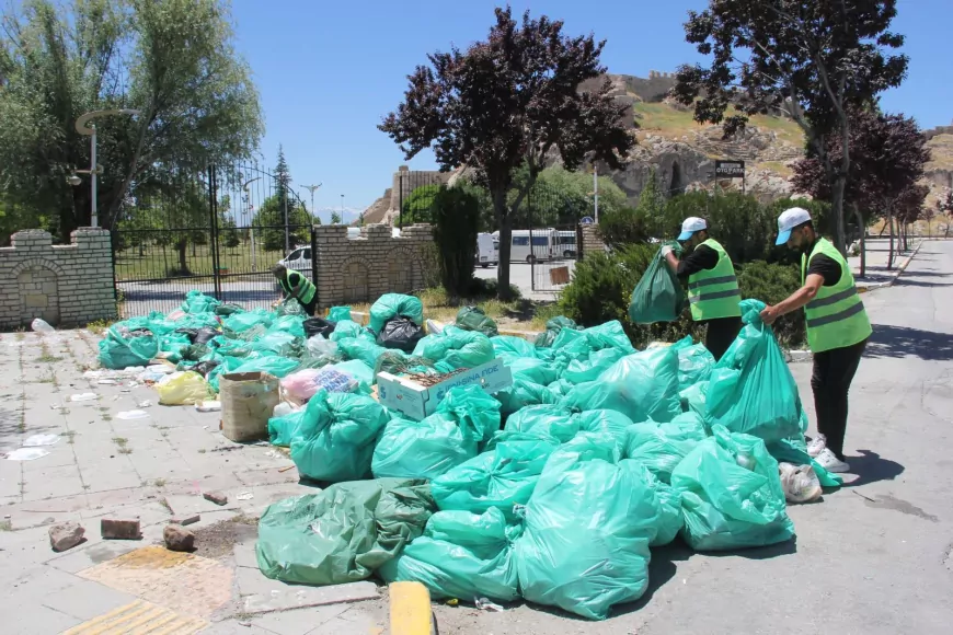 Van Atatürk Kültür Parkı’nda Hafta Sonu Sonrası Yaklaşık 3 Ton Atık Toplandı