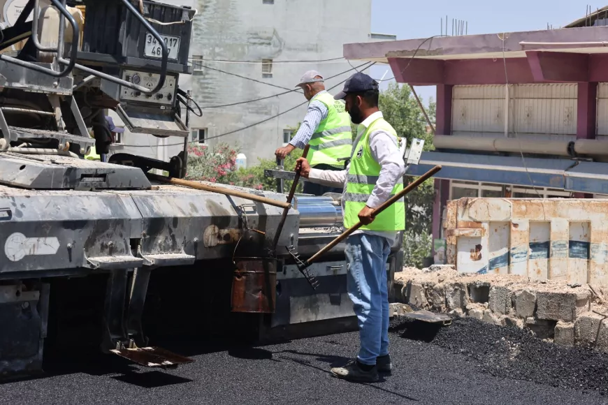 Hatay Büyükşehir Belediyesi Altınözü Keskincik Mahallesi’nde ulaşımı güçlendiren yol çalışmalarını sürdürüyor