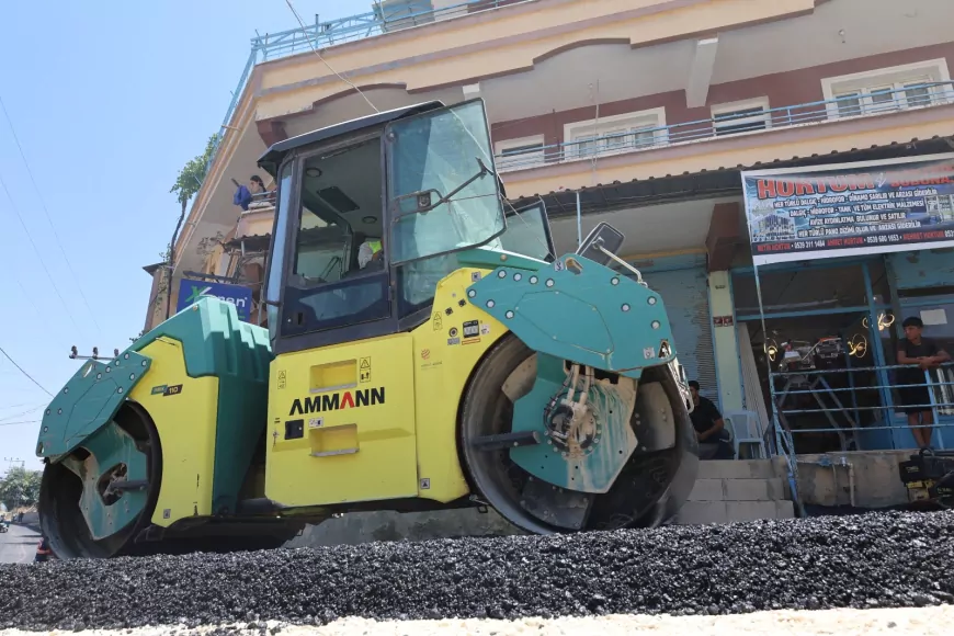 Hatay Büyükşehir Belediyesi Altınözü Keskincik Mahallesi’nde ulaşımı güçlendiren yol çalışmalarını sürdürüyor