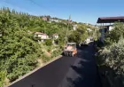 Hatay Büyükşehir Belediye Başkanı Mehmet Öntürk’ün seçim vaadi doğrultusunda Kırıkhan’daki 3 bin 700 metrelik bağlantı yolunda beton asfalt çalışmaları sürüyor